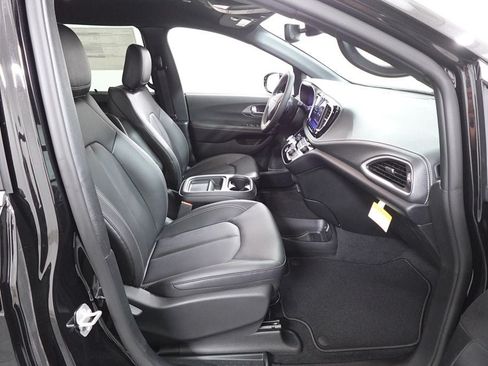 New 2027 Chrysler Pacifica Select FWD image 28