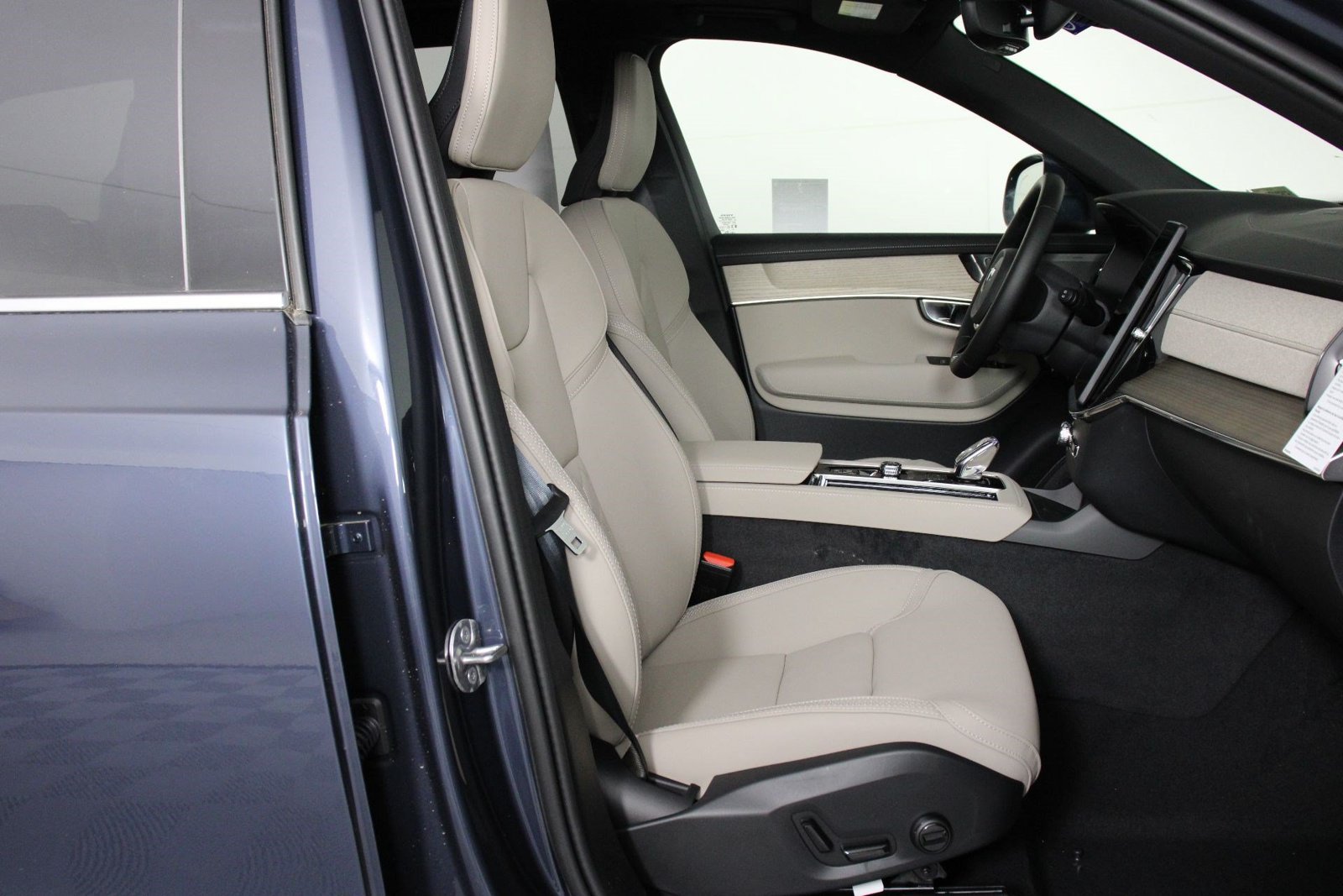 New 2026 Volvo XC90 T8 Plus w/ Protection Package Premier AWD/4WD image 10