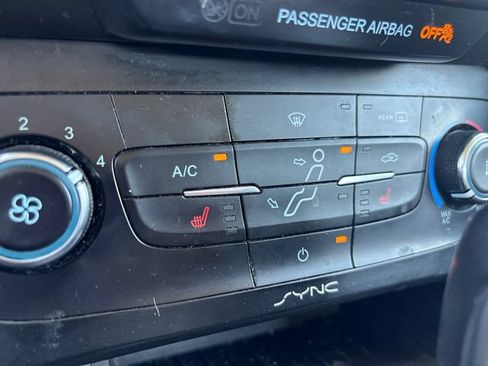 Used 2016 Ford Focus SE w/ SE Cold Weather Package FWD image 25