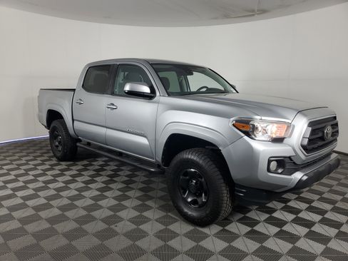 Used 2020 Toyota Tacoma SR5 RWD image 2