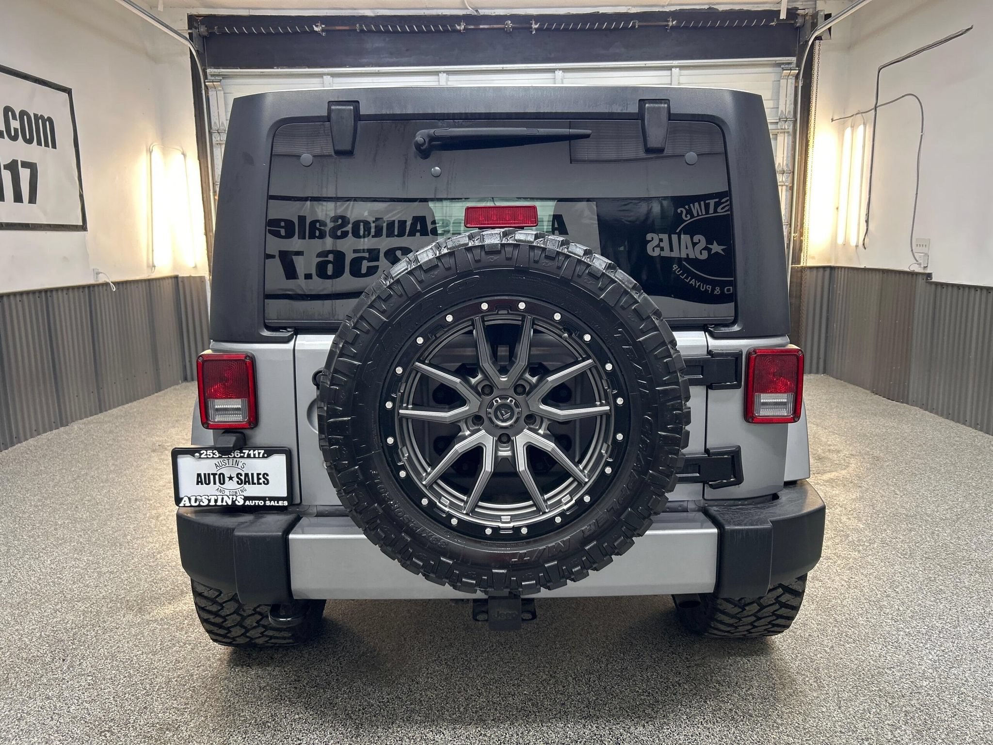 Used 2017 Jeep Wrangler Unlimited Sahara AWD/4WD image 5