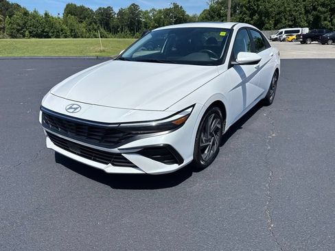 Used 2025 Hyundai Elantra SEL FWD image 1