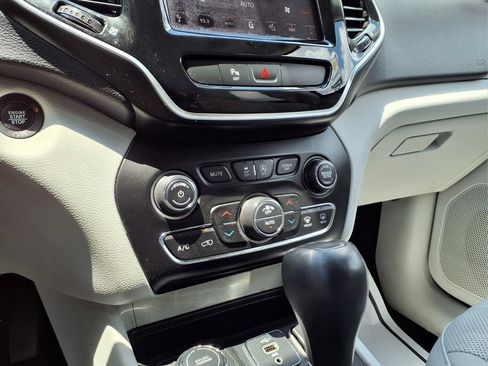 Used 2019 Jeep Cherokee Limited AWD/4WD image 12