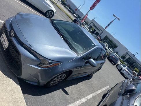 Used 2021 Toyota Corolla LE FWD image 3