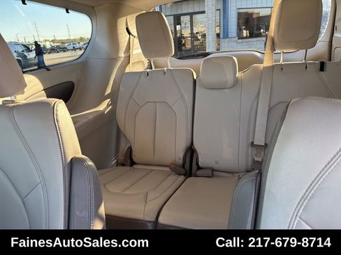 Used 2017 Chrysler Pacifica Touring-L image 26