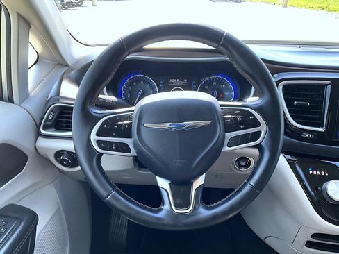 Used 2017 Chrysler Pacifica Touring-L FWD image 11