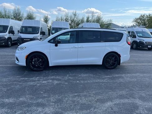 New 2026 Chrysler Pacifica Limited w/ S Appearance Package image 2