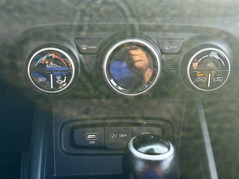 Used 2023 Hyundai Venue SEL FWD image 20