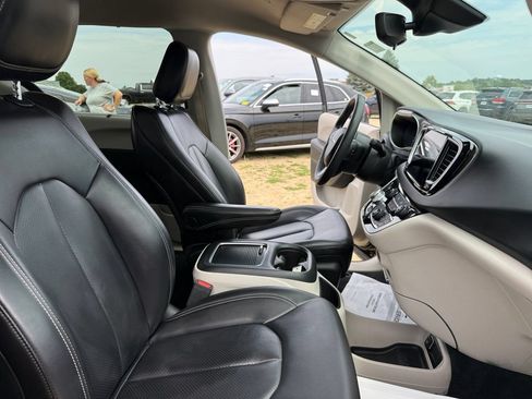 Used 2023 Chrysler Pacifica Touring-L FWD image 42