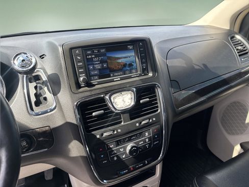 Used 2015 Chrysler Town & Country Touring-L w/ Driver Convenience Group image 5