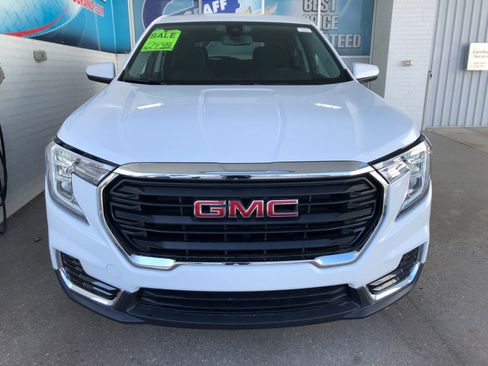Used 2024 GMC Terrain SLE image 2