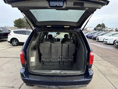 Used 2005 Chrysler Town & Country Touring w/ Luxury Group FWD image 11