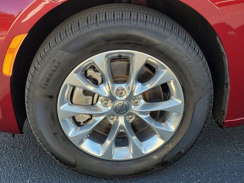 Used 2022 Chrysler Pacifica Touring-L image 10