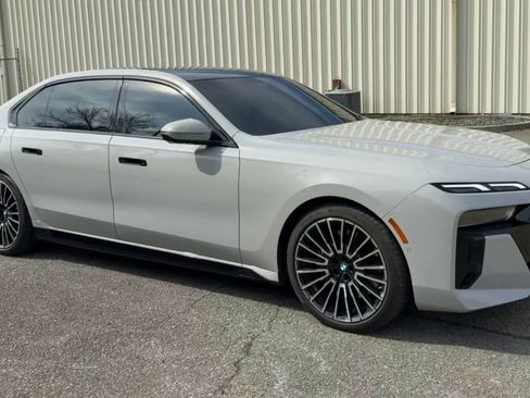 Used 2025 BMW 760i xDrive w/ Premium Package image 5