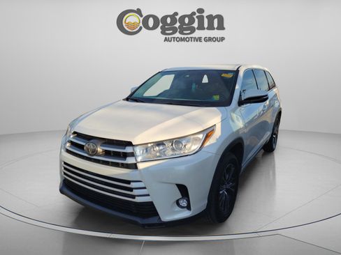 Used 2018 Toyota Highlander LE image 1