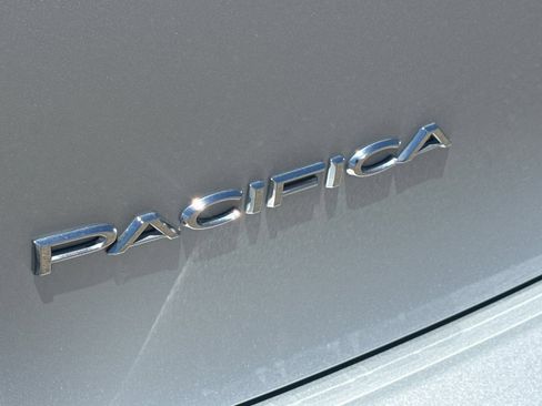 Used 2023 Chrysler Pacifica Touring-L FWD image 49