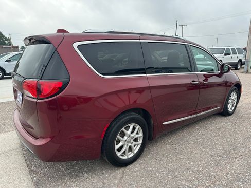 Used 2020 Chrysler Pacifica Touring-L FWD image 6