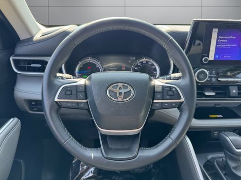 Used 2023 Toyota Highlander XLE AWD/4WD image 13