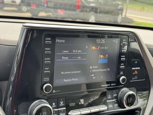 Used 2022 Toyota Highlander LE image 25