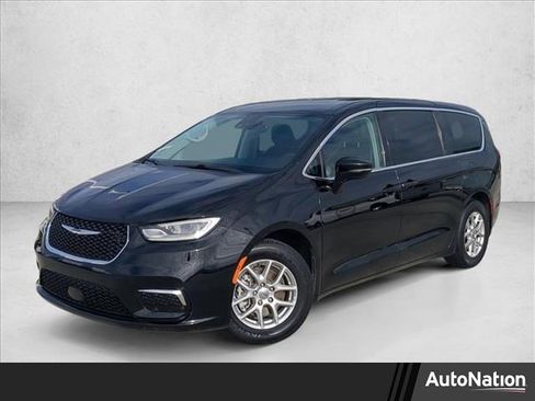 Used 2024 Chrysler Pacifica Touring-L image 1