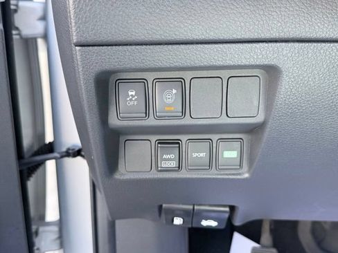 Used 2017 Nissan Rogue SV AWD/4WD image 22