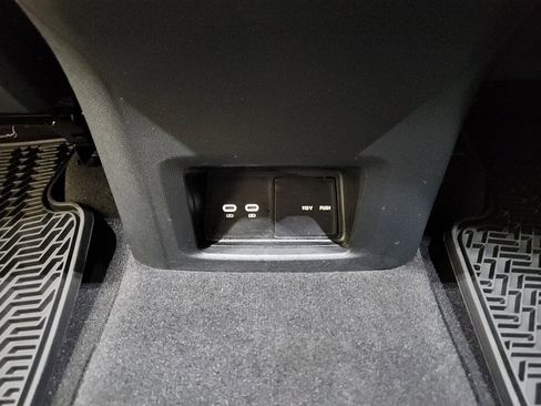 Certified 2025 Volkswagen Atlas Cross Sport SE image 32