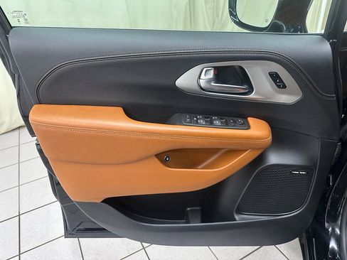 Used 2025 Chrysler Pacifica Pinnacle image 37