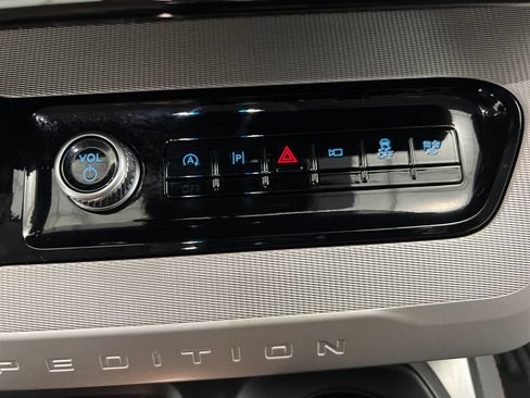 Used 2025 Ford Expedition Active RWD image 70