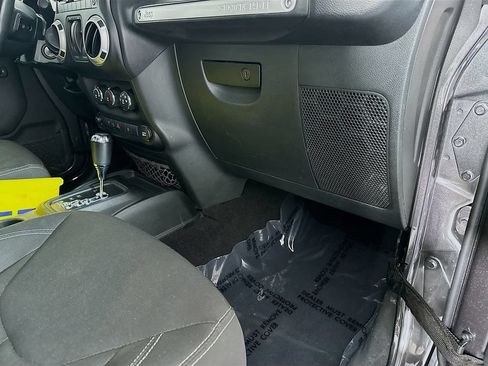 Used 2018 Jeep Wrangler Sahara w/ Connectivity Group AWD/4WD image 26