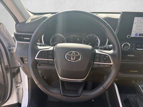 Used 2024 Toyota Highlander XLE FWD image 12