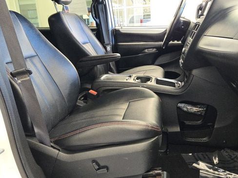 Used 2017 Dodge Grand Caravan GT FWD image 3