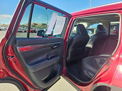 Used 2021 Toyota Highlander Limited image 16