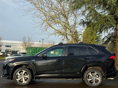 Used 2024 Toyota RAV4 SE image 2