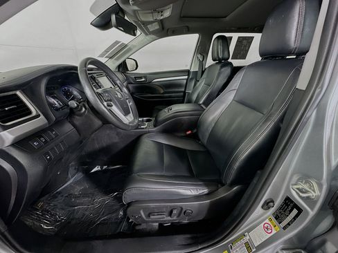 Used 2019 Toyota Highlander XLE FWD image 12