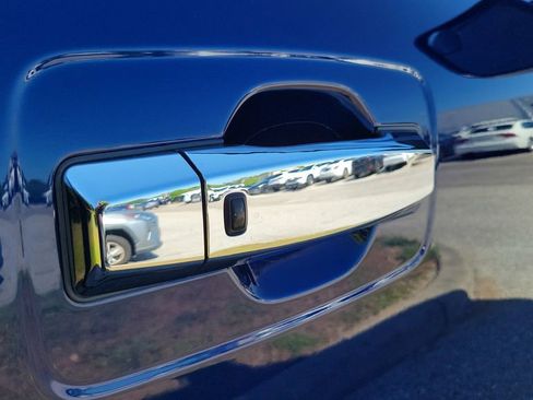Used 2020 Nissan Titan SV w/ SV Convenience Package RWD image 6