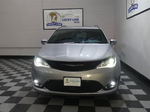 Used 2018 Chrysler Pacifica Limited w/ Advanced Safetytec Group FWD image 2