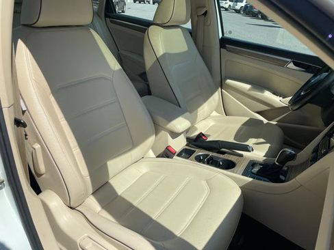 Used 2018 Volkswagen Passat 2.0T SE FWD image 40