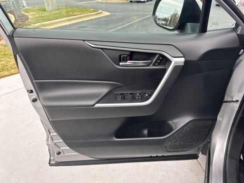 Used 2021 Toyota RAV4 XLE Premium image 14