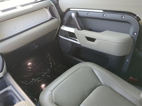 Used 2023 Land Rover Defender 90 SE image 15