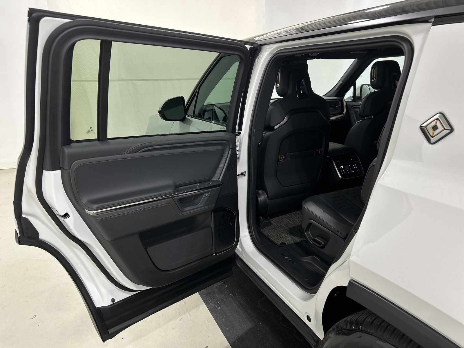 Used 2025 Rivian R1S Adventure Dual AWD/4WD image 17