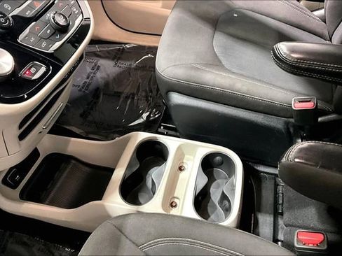 Used 2022 Chrysler Voyager LX image 18