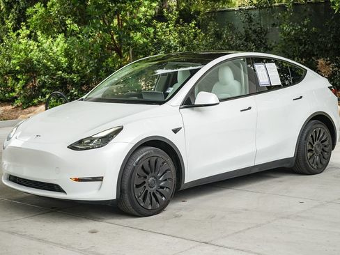 Used 2023 Tesla Model Y Long Range AWD/4WD image 3