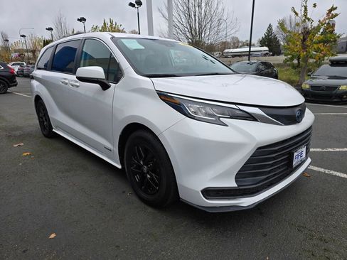 Used 2021 Toyota Sienna LE image 9