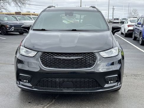 Used 2025 Chrysler Pacifica Limited image 16