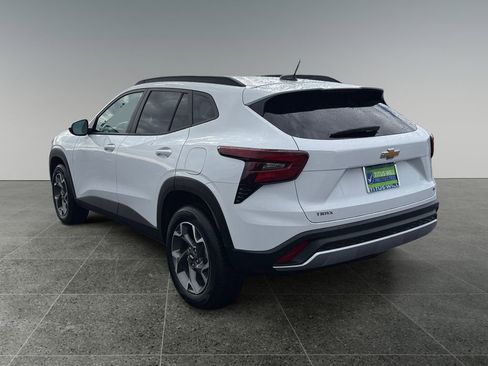 Used 2025 Chevrolet Trax LT w/ LT Convenience Package image 5