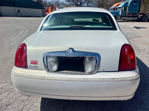 Used 2000 Lincoln Town Car Signature RWD image 8