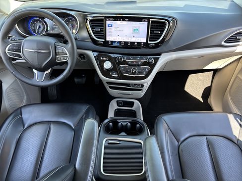 Used 2023 Chrysler Pacifica Touring-L image 14