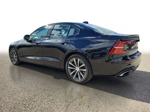 Used 2022 Volvo S60 B5 Momentum image 3