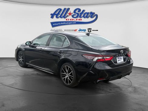 Used 2021 Toyota Camry SE FWD image 5