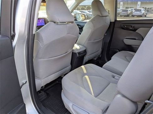 Used 2023 Toyota Highlander LE image 30